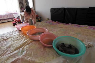 四川楼上漏水，住户失联，小区没物管，业主维权难！律师来支招……